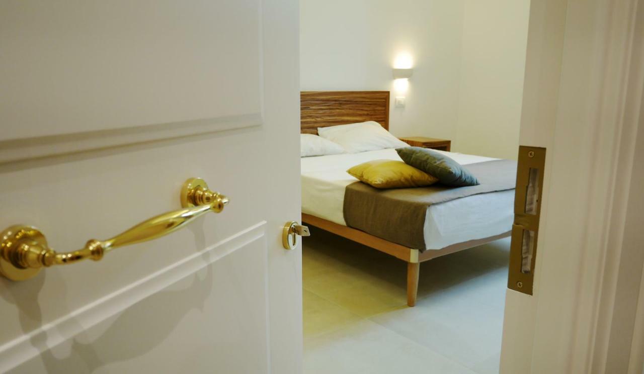 Palazzo San Lazzaro Bed & Breakfast Лече Екстериор снимка