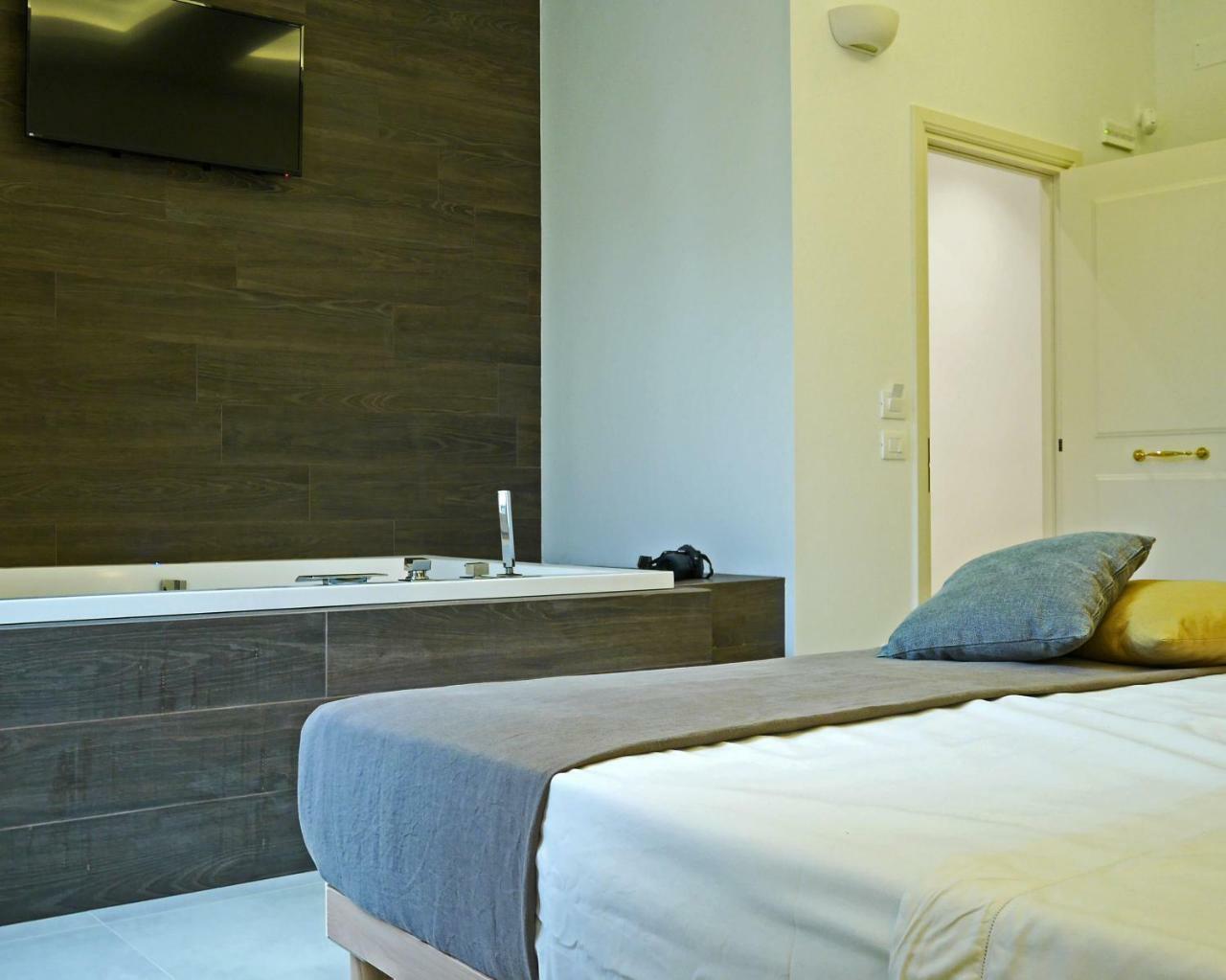 Palazzo San Lazzaro Bed & Breakfast Лече Екстериор снимка