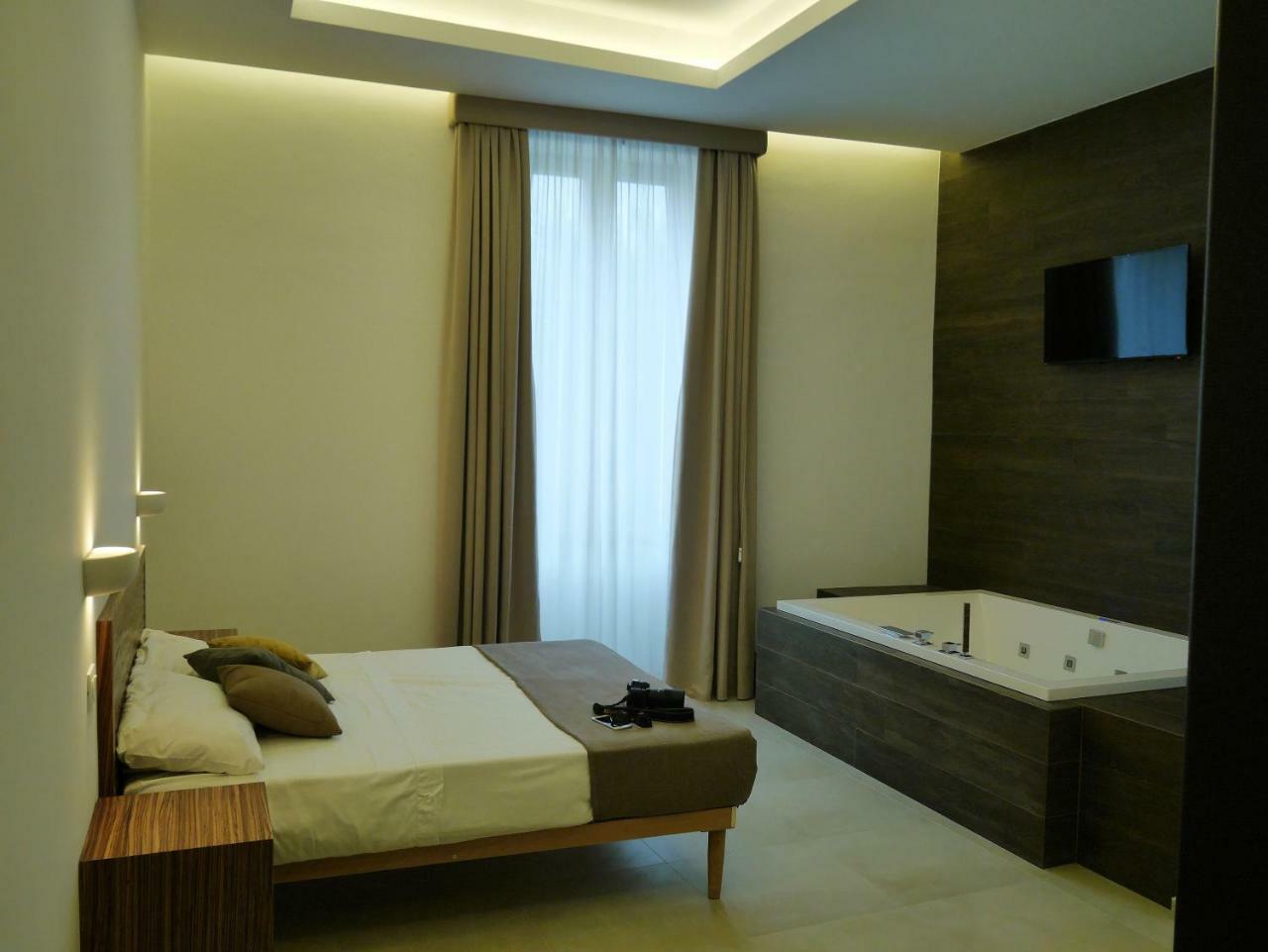 Palazzo San Lazzaro Bed & Breakfast Лече Екстериор снимка