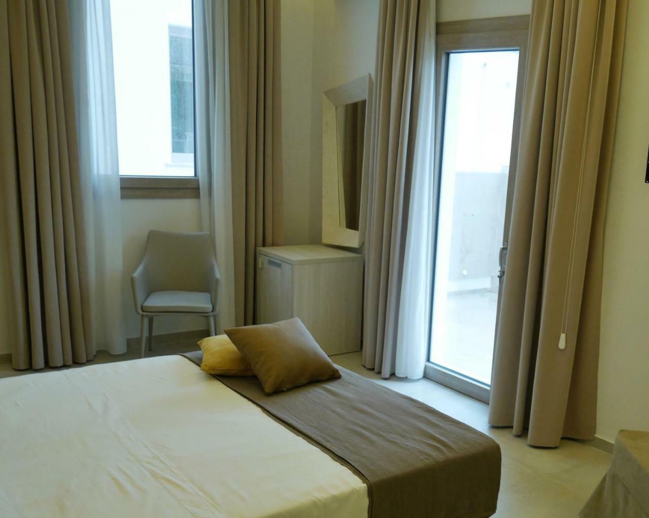 Palazzo San Lazzaro Bed & Breakfast Лече Екстериор снимка