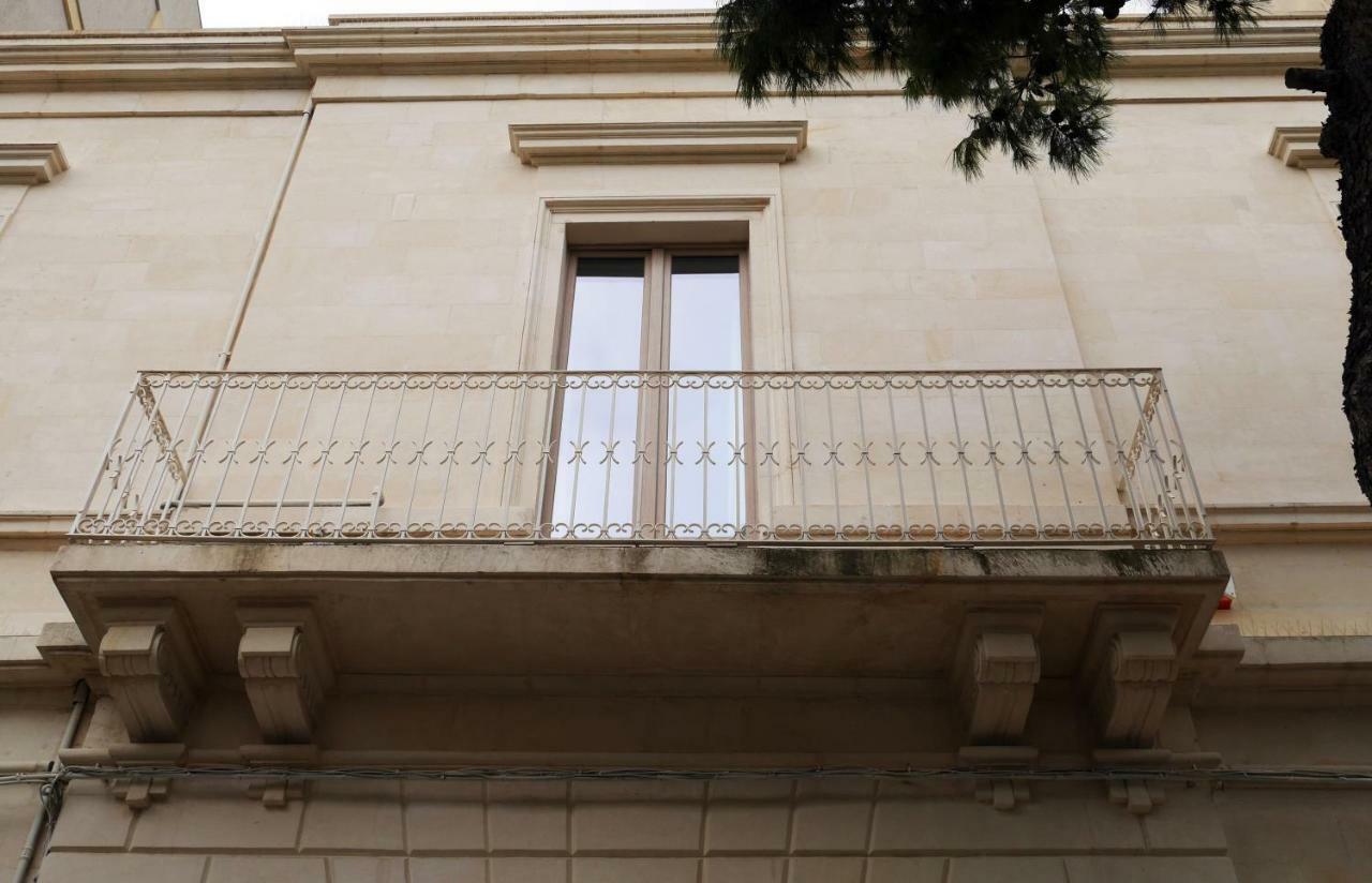 Palazzo San Lazzaro Bed & Breakfast Лече Екстериор снимка